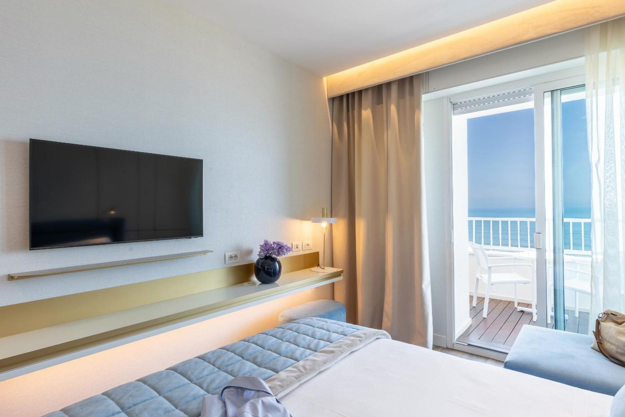 Hotel Tiffany'S Riccione Exterior photo